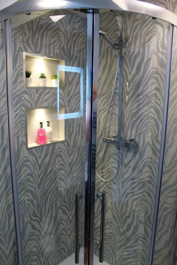 One One Five Apartment 스완지 외부 사진
